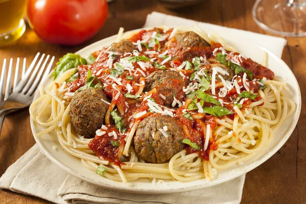 Huisgemaakte spaghetti en gehaktballen pasta — Stockfoto