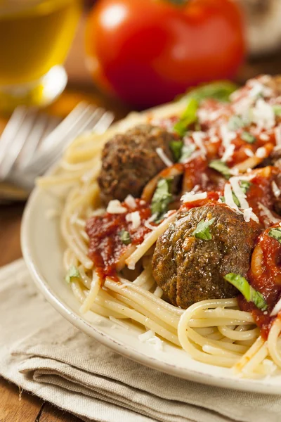 Domácí těstoviny špagety a karbanátky — Stock fotografie