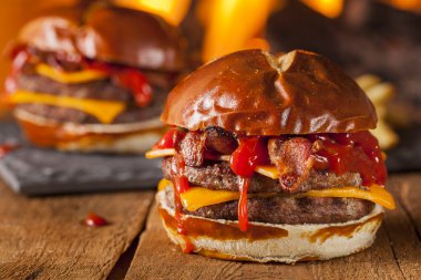sağlıksız ev yapımı Barbekü pastırmalı çizburger