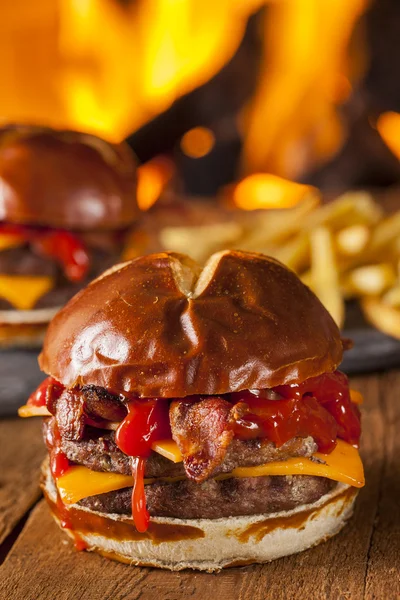 Barbecue caseiro mal-saudável Bacon Cheeseburger — Fotografia de Stock