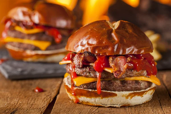 Egészségtelen házi barbecue szalonnás-sajtburger — Stock Fotó