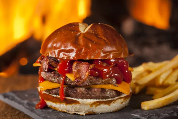 Barbecue caseiro mal-saudável Bacon Cheeseburger — Fotografia de Stock