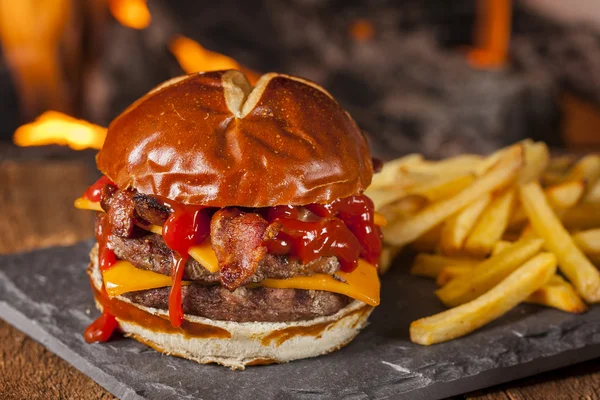 Hamburguesa de queso de tocino barbacoa casera poco saludable — Foto de Stock