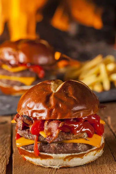 Ungesunde hausgemachte Grill Speck Cheeseburger — Stockfoto