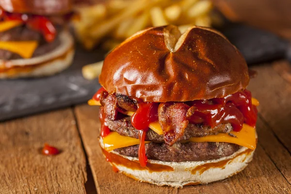 Ohälsosamma hemmagjord Grill bacon cheeseburger — Stockfoto