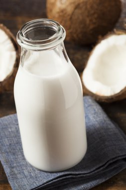 taze organik hindistan cevizi sütü