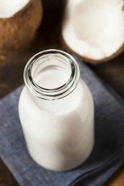 Čerstvé organické kokosové mléko — Stock fotografie