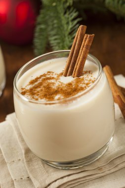 ev yapımı şenlikli tarçın yumurta likörü