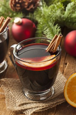 Noel şenlikli kırmızı sıcak baharatlı şarap