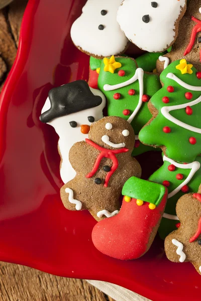 Biscoitos de Natal de pão de gengibre gelado tradicional — Fotografia de Stock