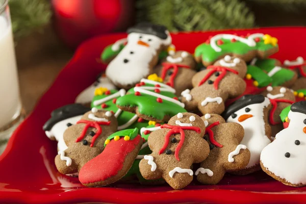 Biscoitos de Natal de pão de gengibre gelado tradicional — Fotografia de Stock
