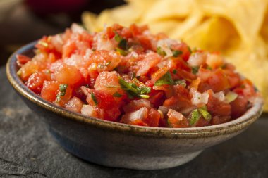 ev yapımı pico de gallo salsa ve cips
