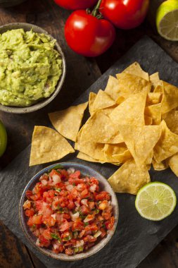 ev yapımı pico de gallo salsa ve cips