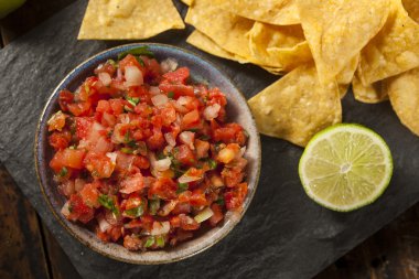 ev yapımı pico de gallo salsa ve cips