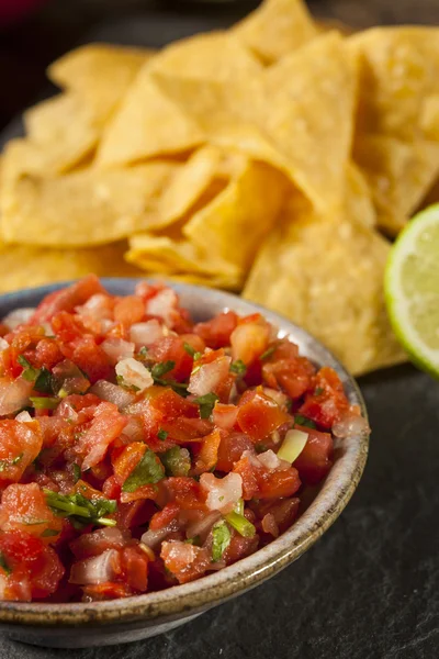 Házi pico de gallo salsa és a chipek — Stock Fotó