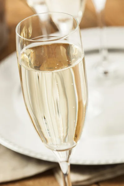 Champanhe borbulhante em um copo — Fotografia de Stock