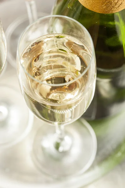 Borrelende champagne in een glas — Stockfoto