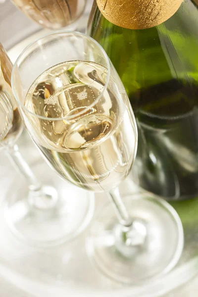 Champanhe borbulhante em um copo — Fotografia de Stock