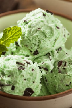 organik yeşil nane çikolatalı dondurma
