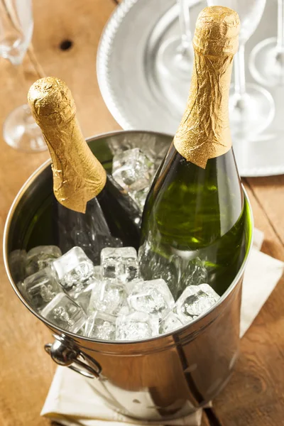 Champagne bollente in un bicchiere — Foto Stock