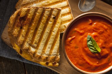 ızgara peynir sandviç domates çorbası ile