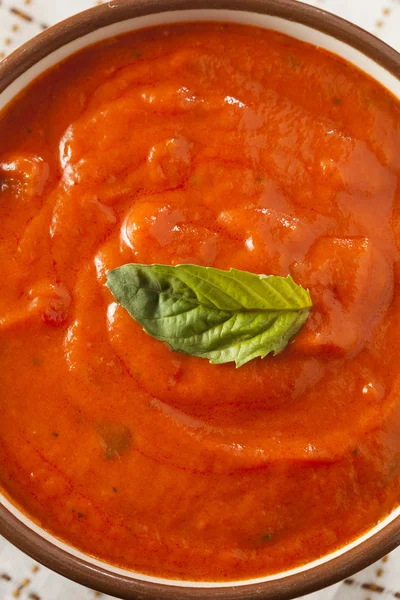 Krämig tomatsoppa basilika sträva — Stockfoto