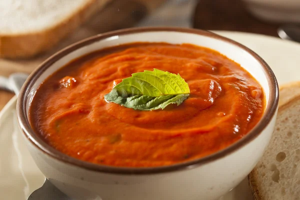 クリーミーなトマトスープ バジル ビスク — ストック写真
