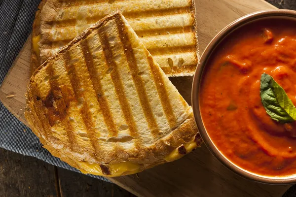 Ser z grilla kanapkę z zupa pomidorowa — Zdjęcie stockowe