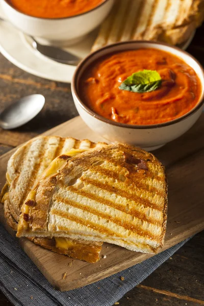 Sanduíche de queijo grelhado com sopa de tomate — Fotografia de Stock