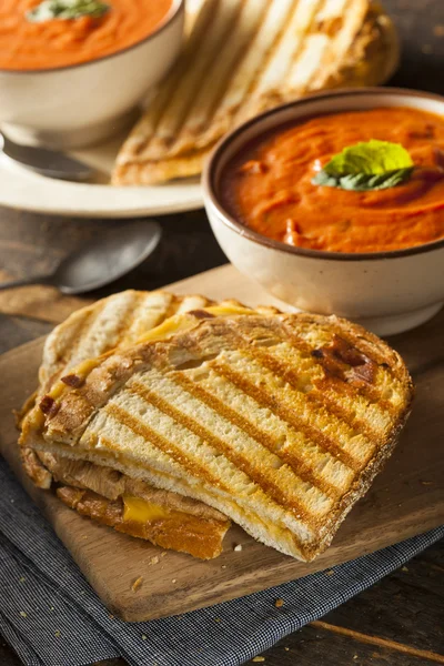 Sandwich au fromage grillé avec soupe aux tomates — Photo