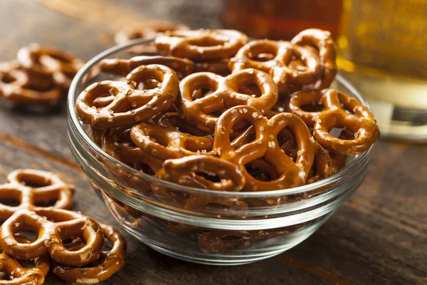 Ekologisk brun mini pretzels med salt — Stockfoto