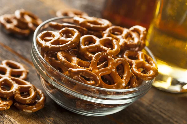 Organische bruin mini pretzels met zout — Stockfoto