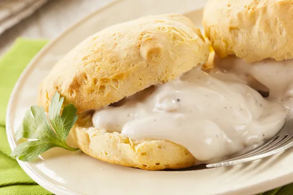 Homemade buttermilk bisküvi ve sos — Stok fotoğraf