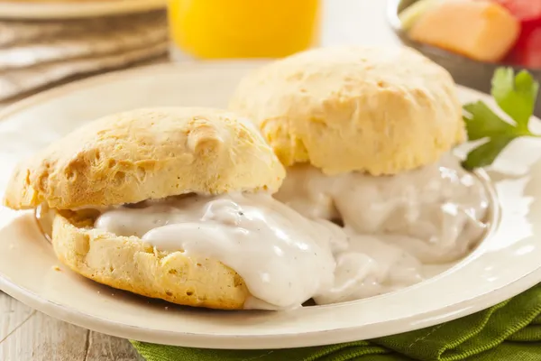 Hausgemachte Buttermilch-Kekse und Soße — Stockfoto