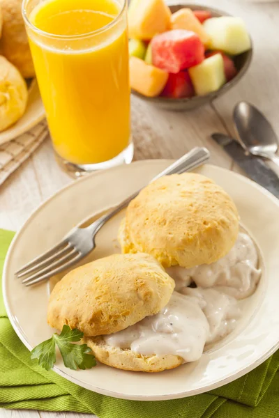 Hausgemachte Buttermilch-Kekse und Soße — Stockfoto