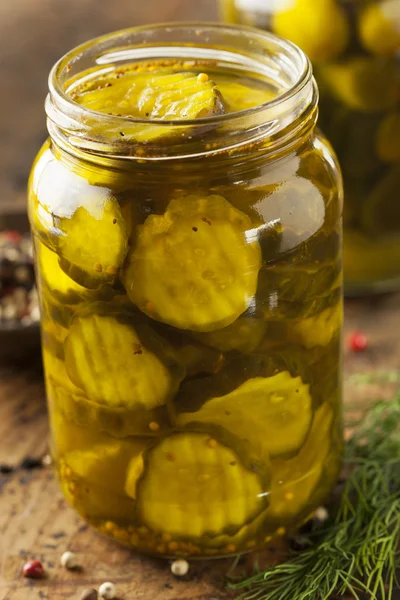 Zelfgemaakte organische crunch groene pickles — Stockfoto