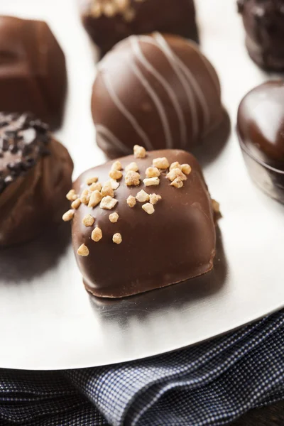 Wyśmienity fantazyjne ciemne trufli czekoladowych cukierków — Zdjęcie stockowe
