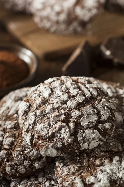 Chokolade Crinkle Cookies med pulveriseret sukker - Stock-foto