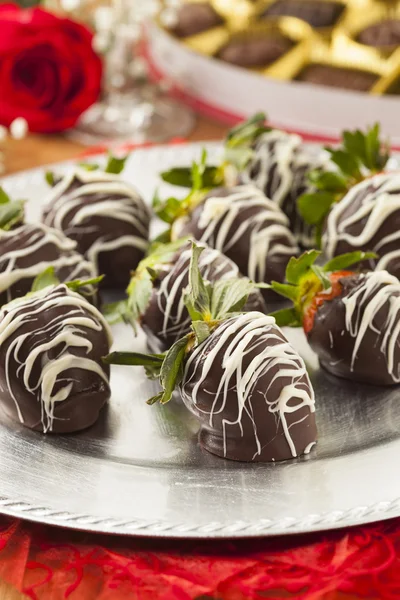 Gourmet choklad omfattas jordgubbar — Stockfoto