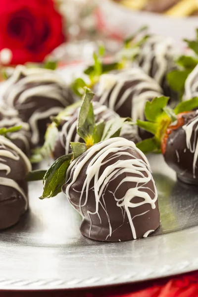 Gourmet choklad omfattas jordgubbar — Stockfoto