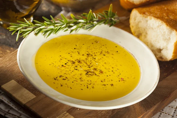 Italienskt bröd med olivolja för doppning — Stockfoto