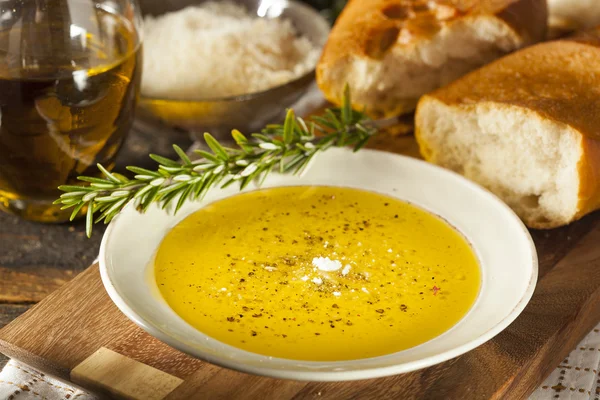 Italiaans brood met olijfolie voor dompelen — Stockfoto