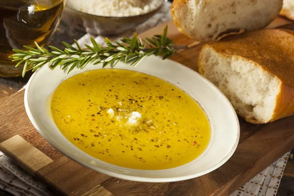 Italiaans brood met olijfolie voor dompelen — Stockfoto