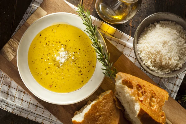 Italiaans brood met olijfolie voor dompelen — Stockfoto