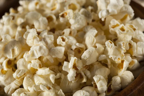 Gezonde beboterde popcorn met zout — Stockfoto