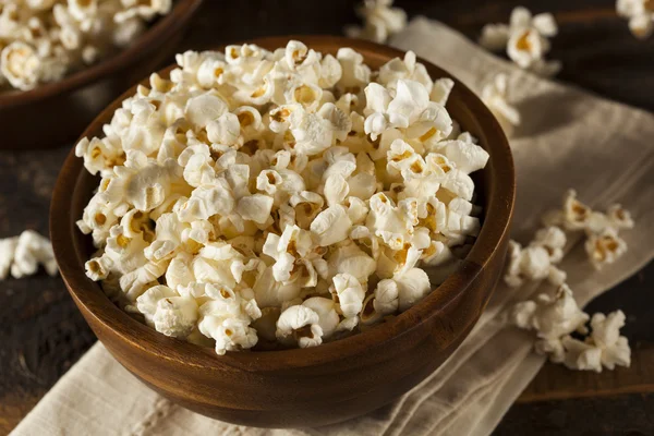 Gezonde beboterde popcorn met zout — Stockfoto