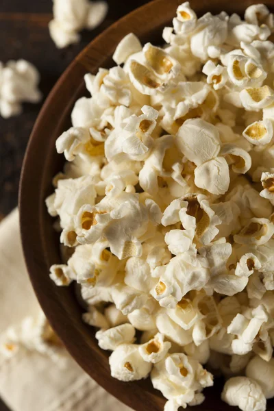 Gezonde beboterde popcorn met zout — Stockfoto