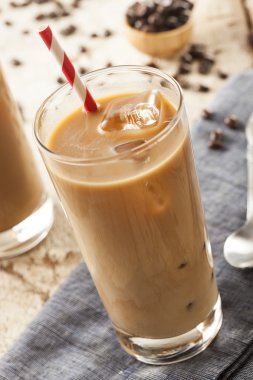 krema ile süslü buzlu kahve