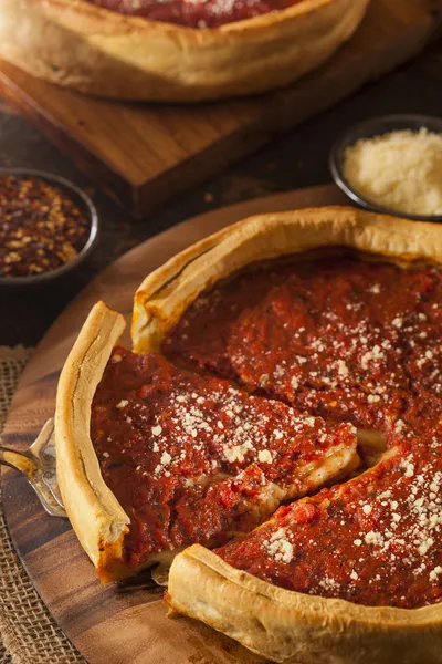 Chicago Stil tiefe Gericht Käse-Pizza — Stockfoto