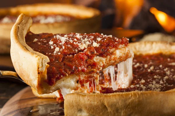 Chicago stijl diepe schotel kaas pizza — Stockfoto